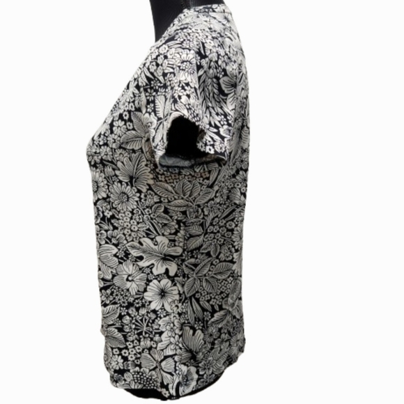 Croft and Barrow Classic Tee Floral and Leaves Pattern Short-sleeved T-shirt (M) - Picture 2 of 7